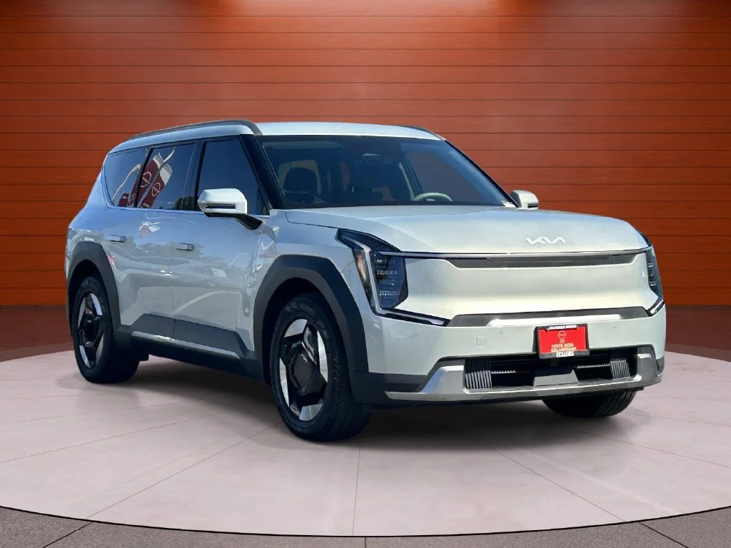 Used 2024 Ivory Kia Wind image 5