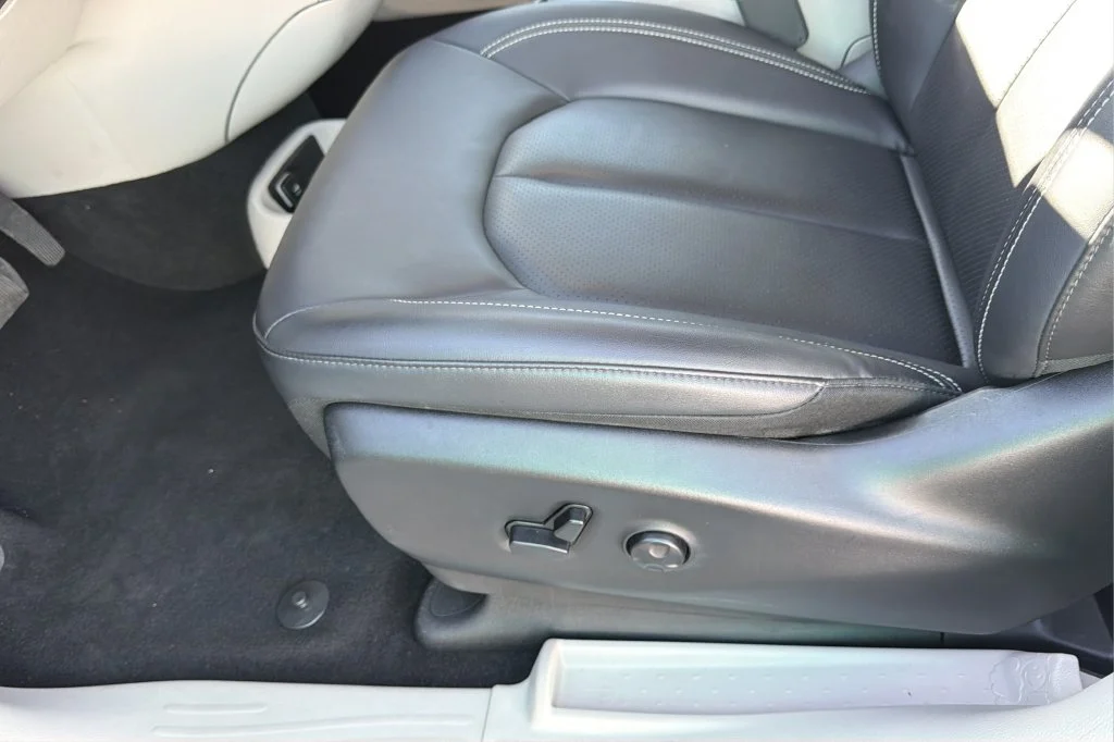 Used 2024 White Chrysler Touring L image 18