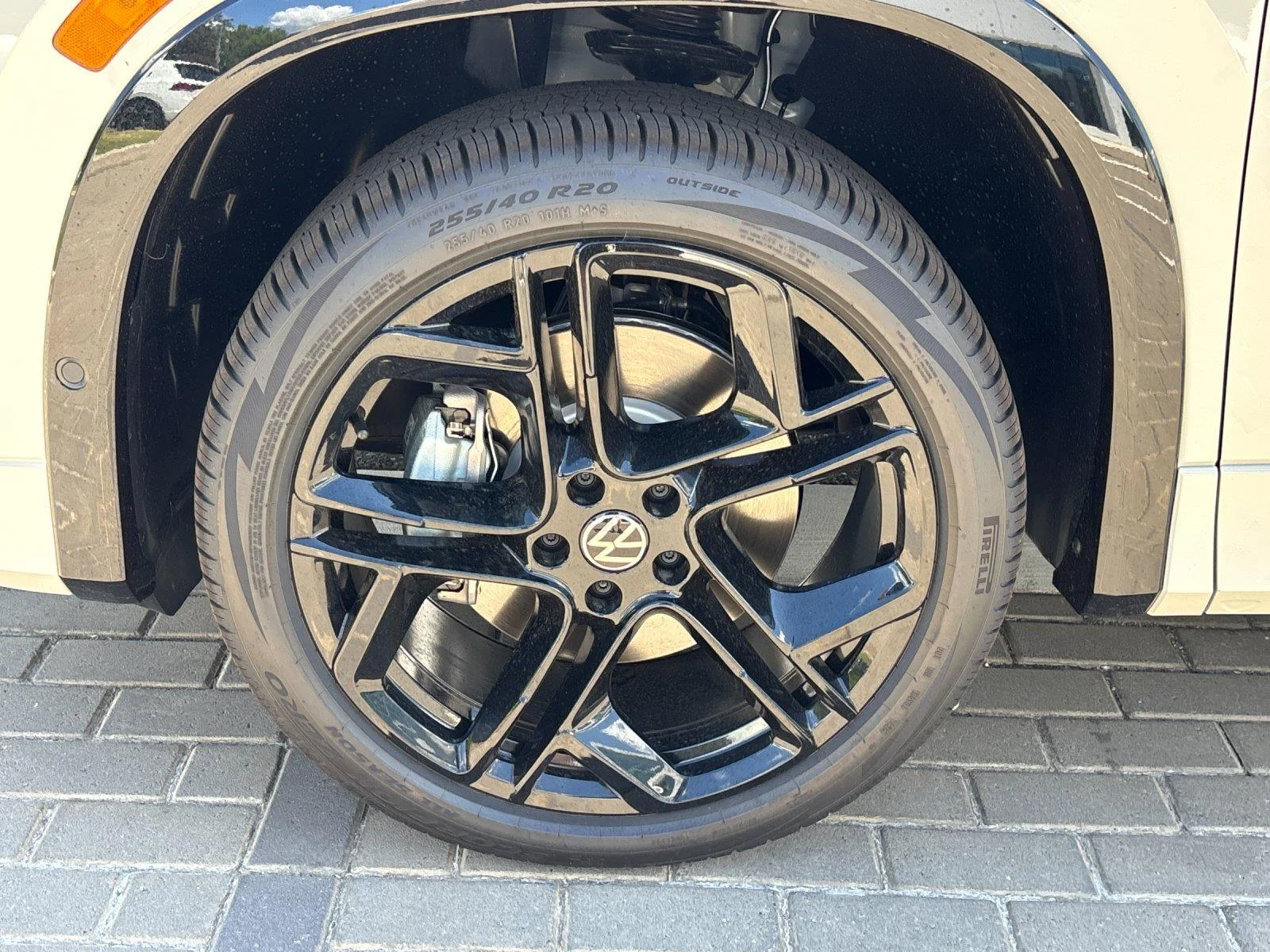 New 2026 sandstone with deep black roof Volkswagen SE R-Line Black image 10