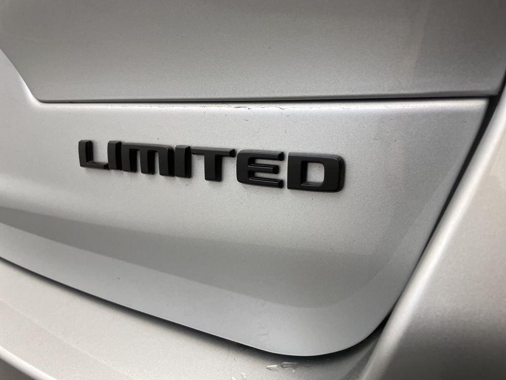 New 2025 Silver Zynith Exterior Paint Jeep Limited image 5