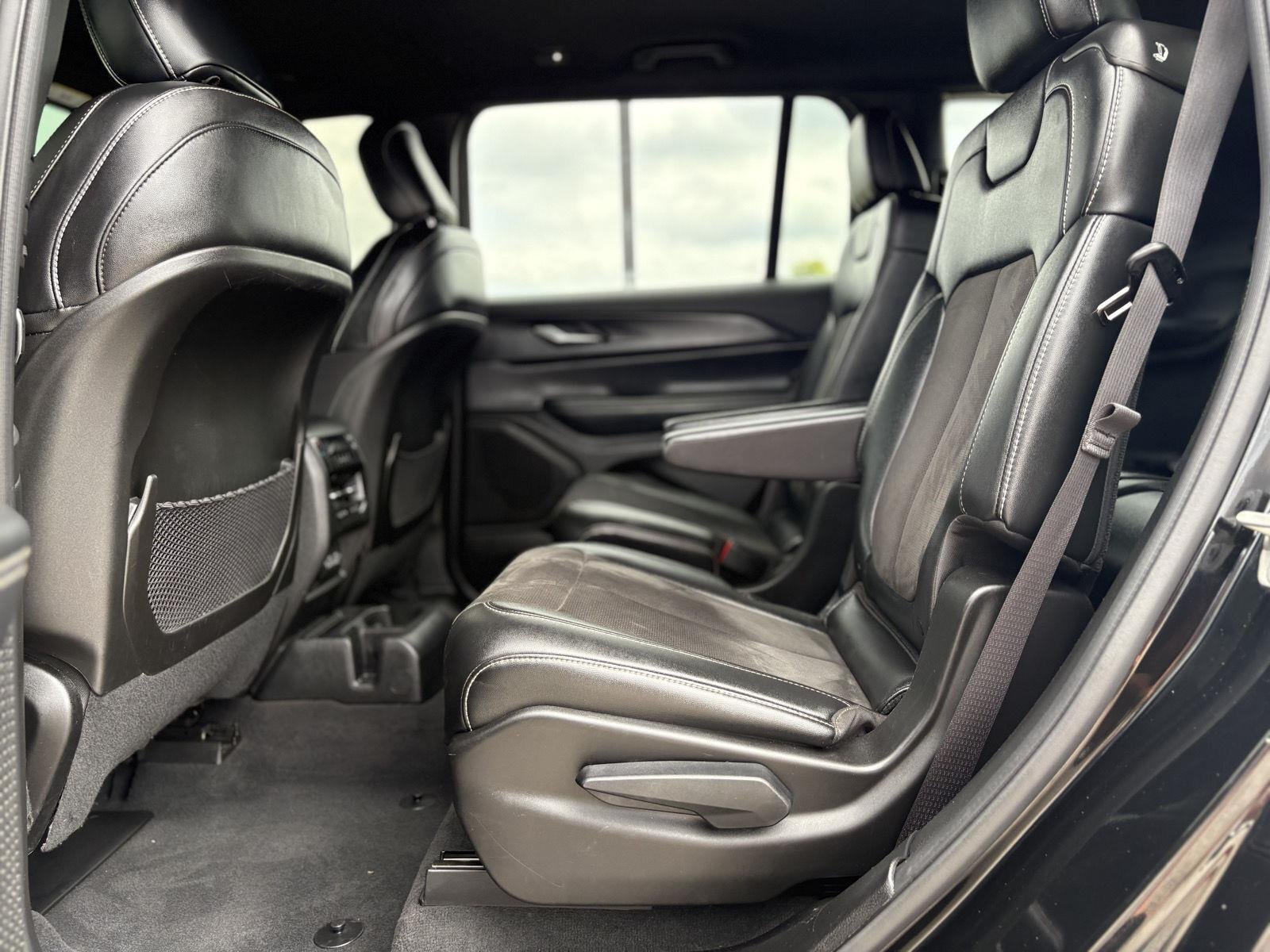 Used 2023 Diamond Black Crystal Pearlcoat Jeep Altitude image 11