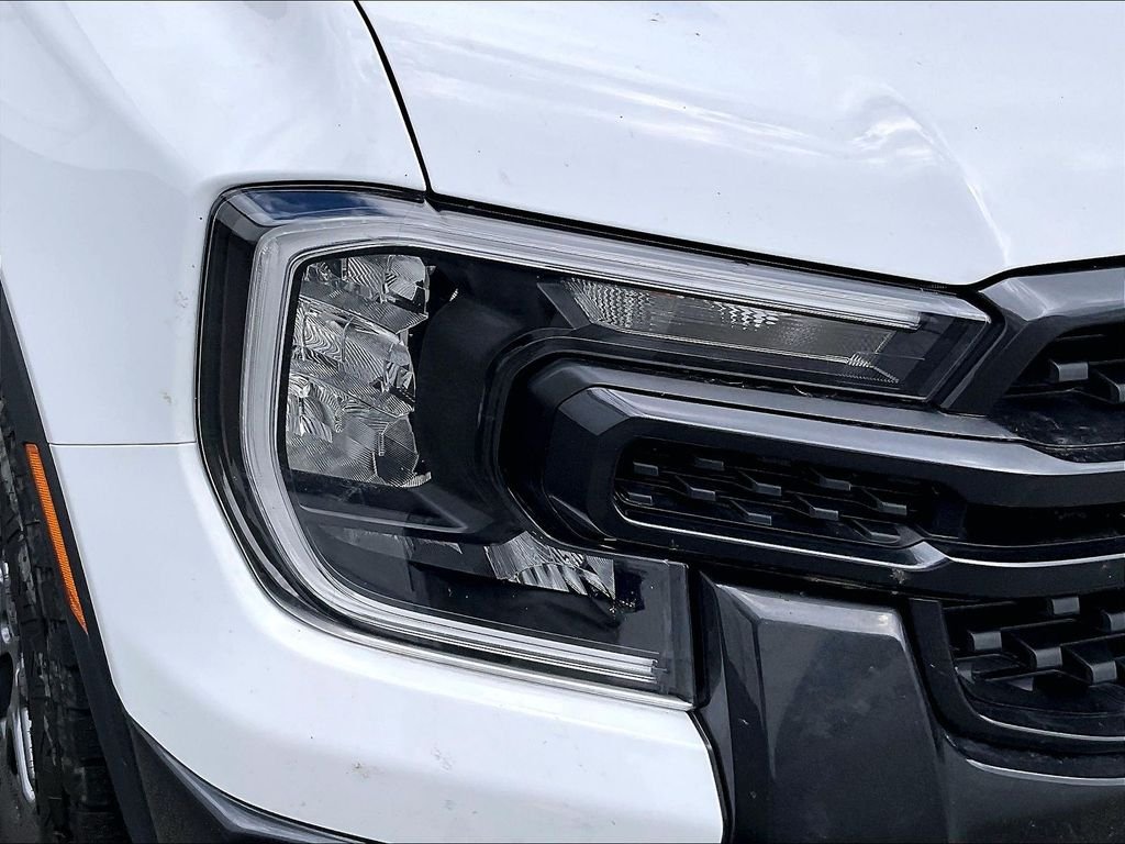 Used 2025 Oxford White Ford XLT image 31