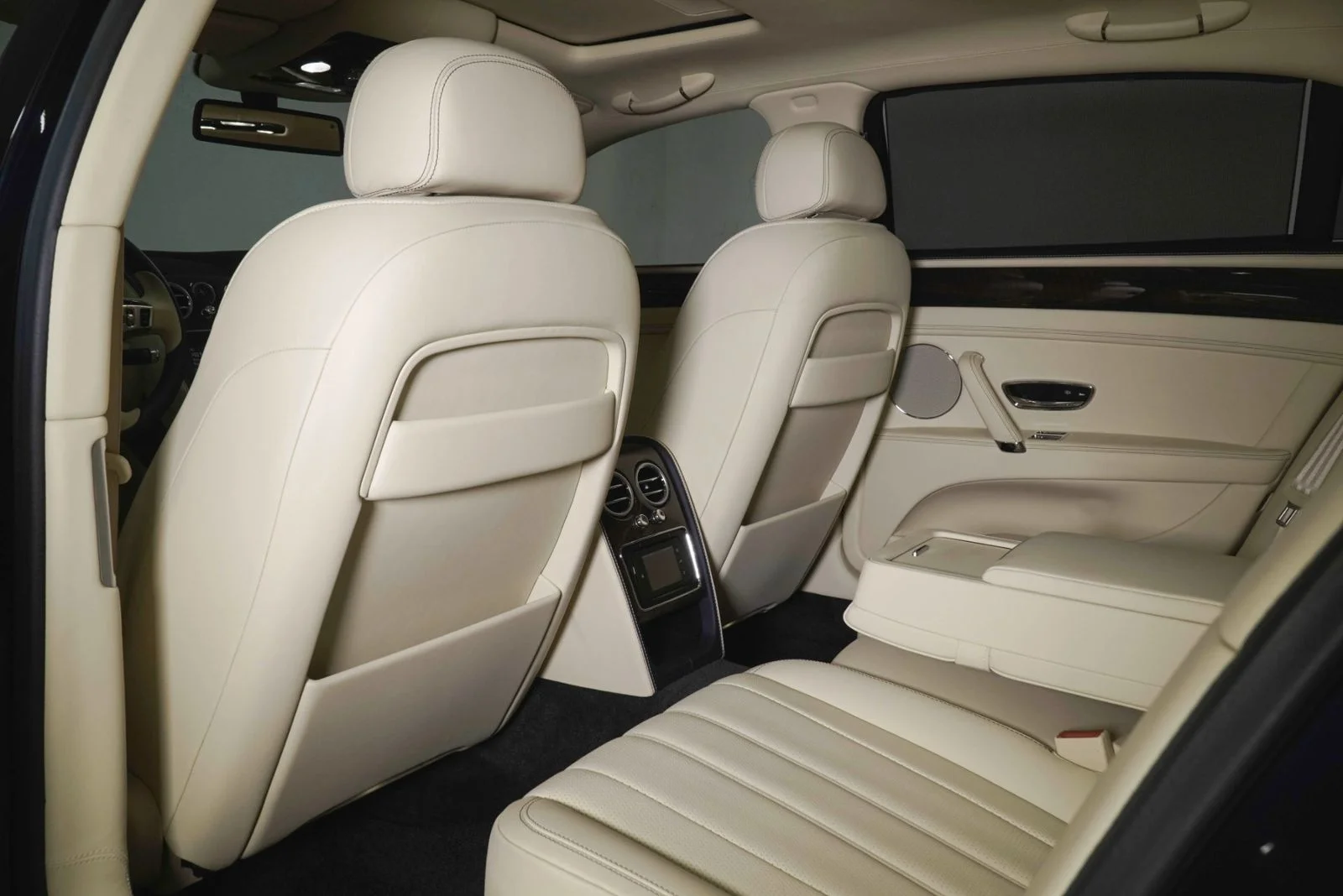 Used 2014  Bentley  image 24