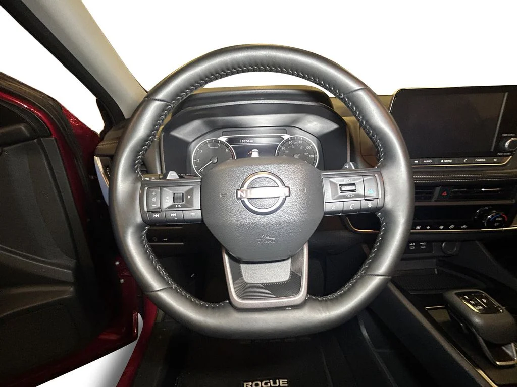 Used 2025 Scarlet Nissan SV image 13