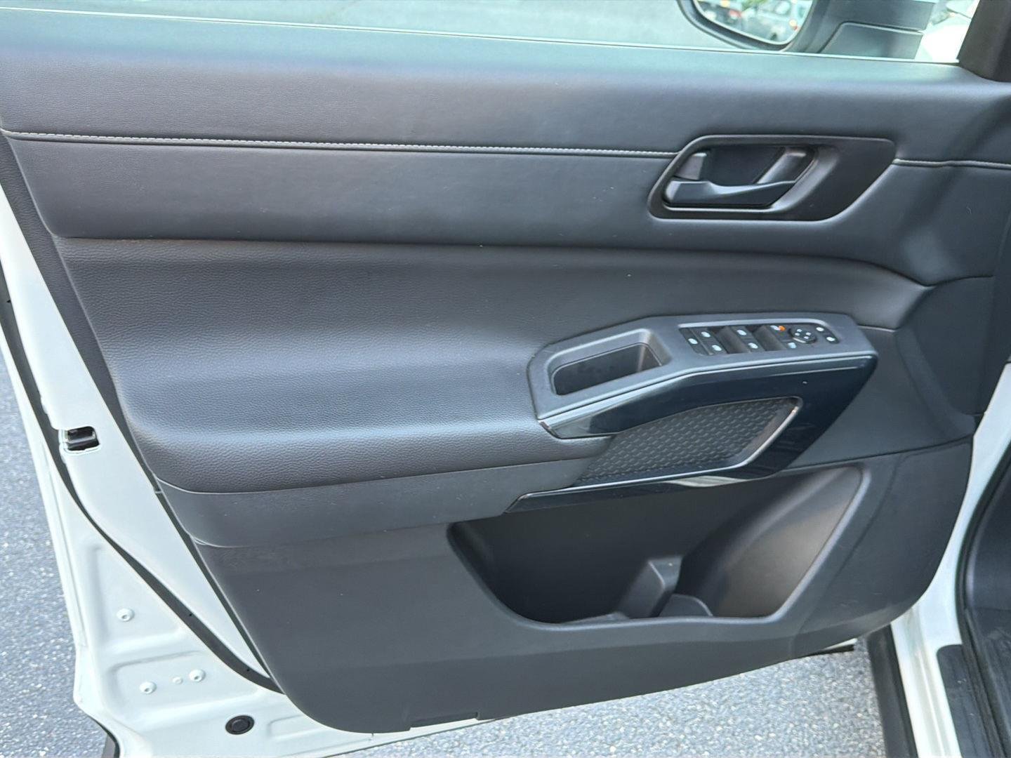 2025 Nissan Pathfinder SV - Photo 17