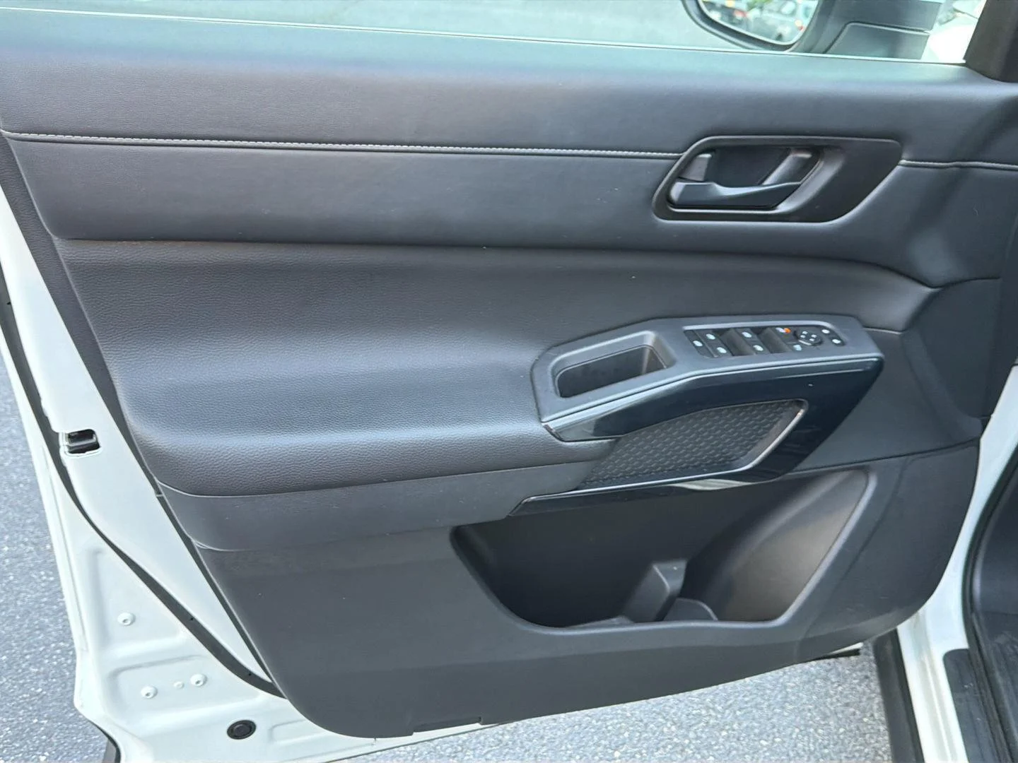 2025 Nissan Pathfinder SV - Photo 17