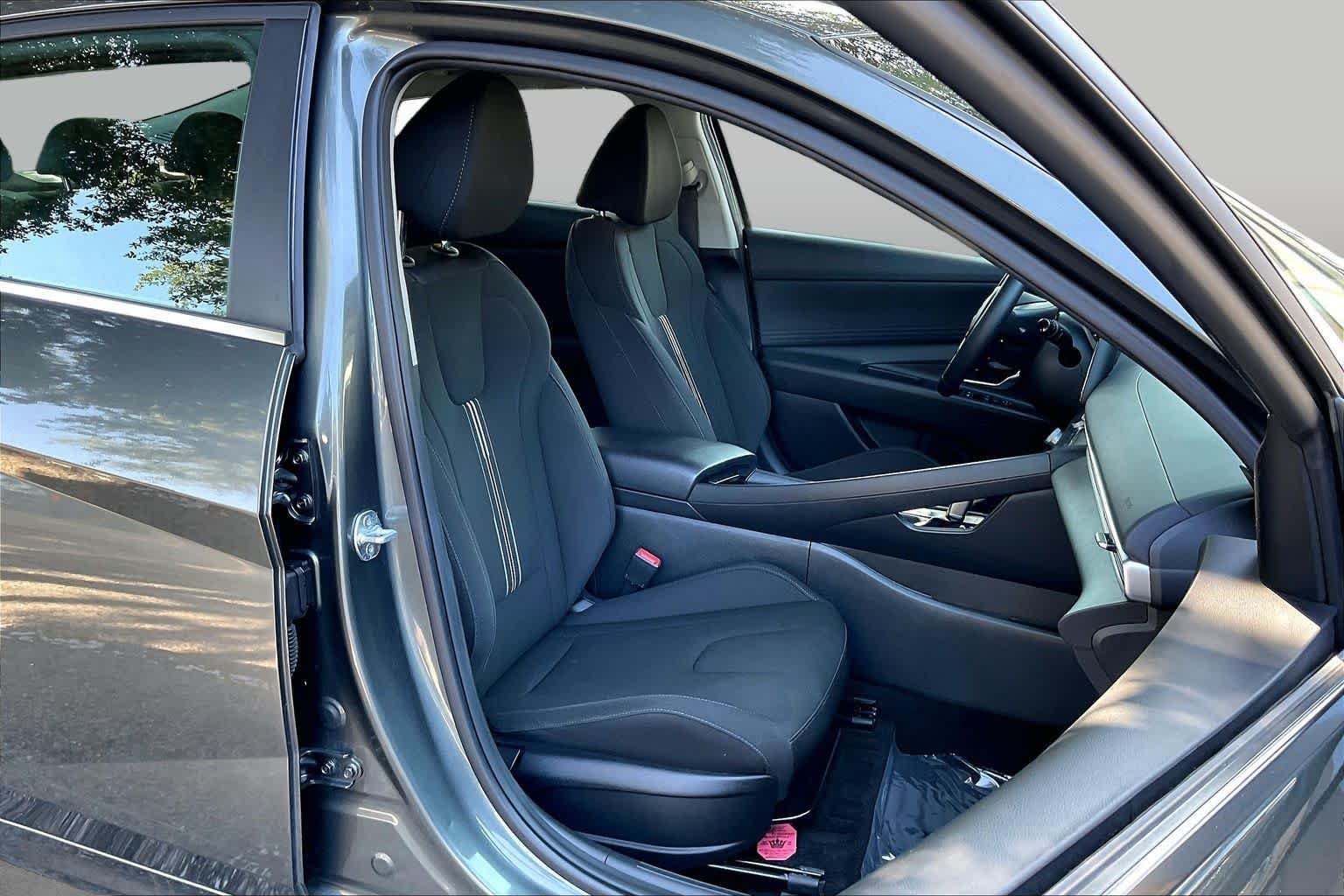 Used 2025 Amazon Gray Hyundai SEL Convenience image 9