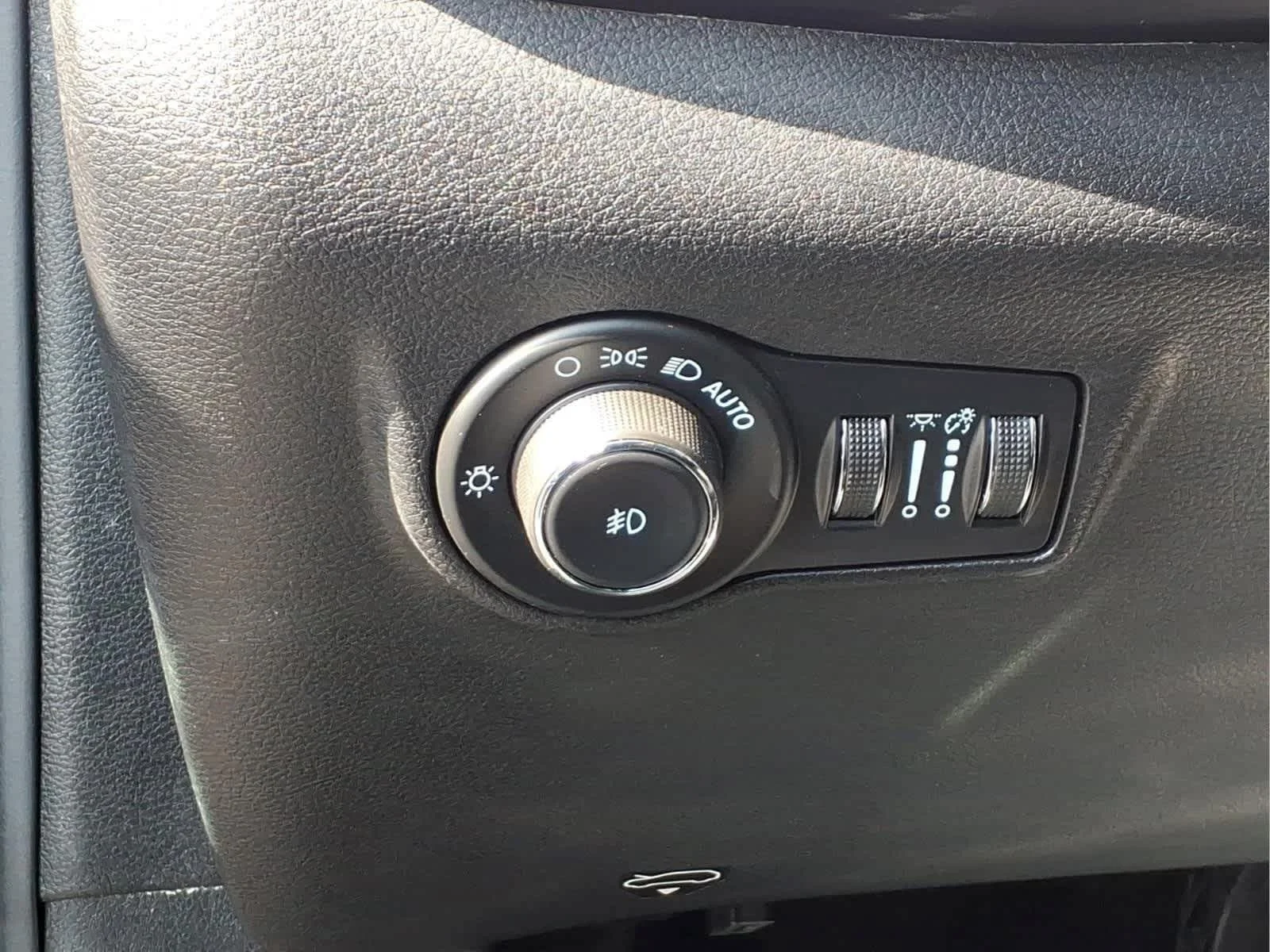 Used 2024 Diamond Black Crystal Pearlcoat Jeep Latitude Lux image 13