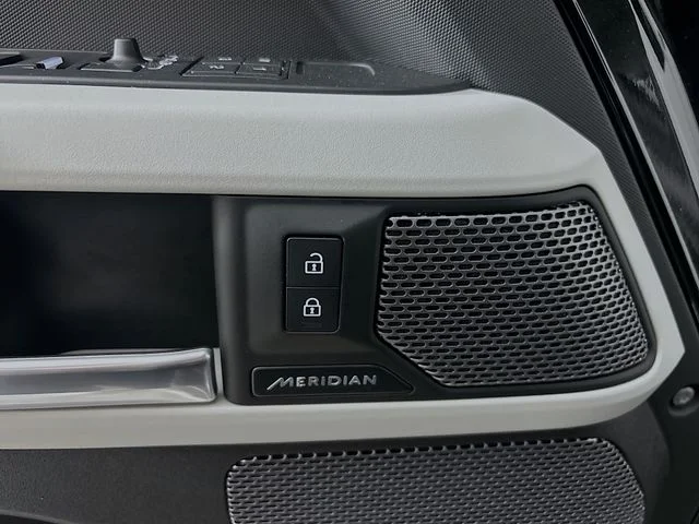 Used 2024  Land Rover S image 21
