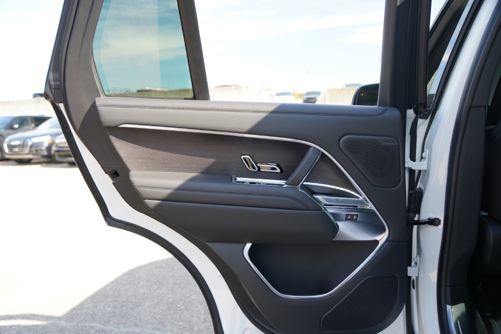 New 2027 Fuji White Land Rover SE image 23