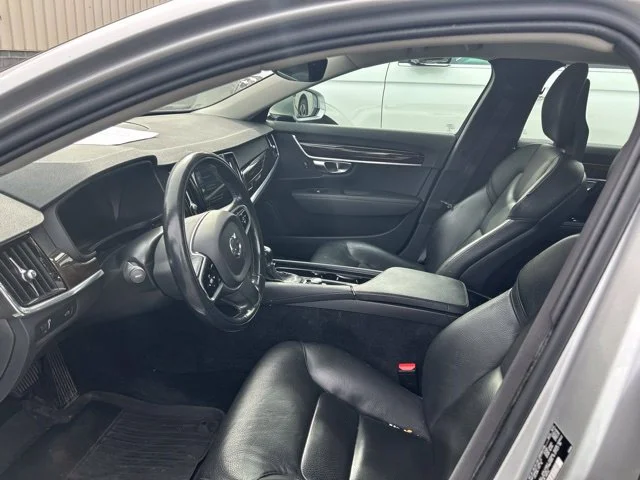 Used 2018 Silver Volvo T5 Momentum image 9