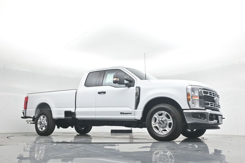New 2026 Oxford White Ford XLT image 3