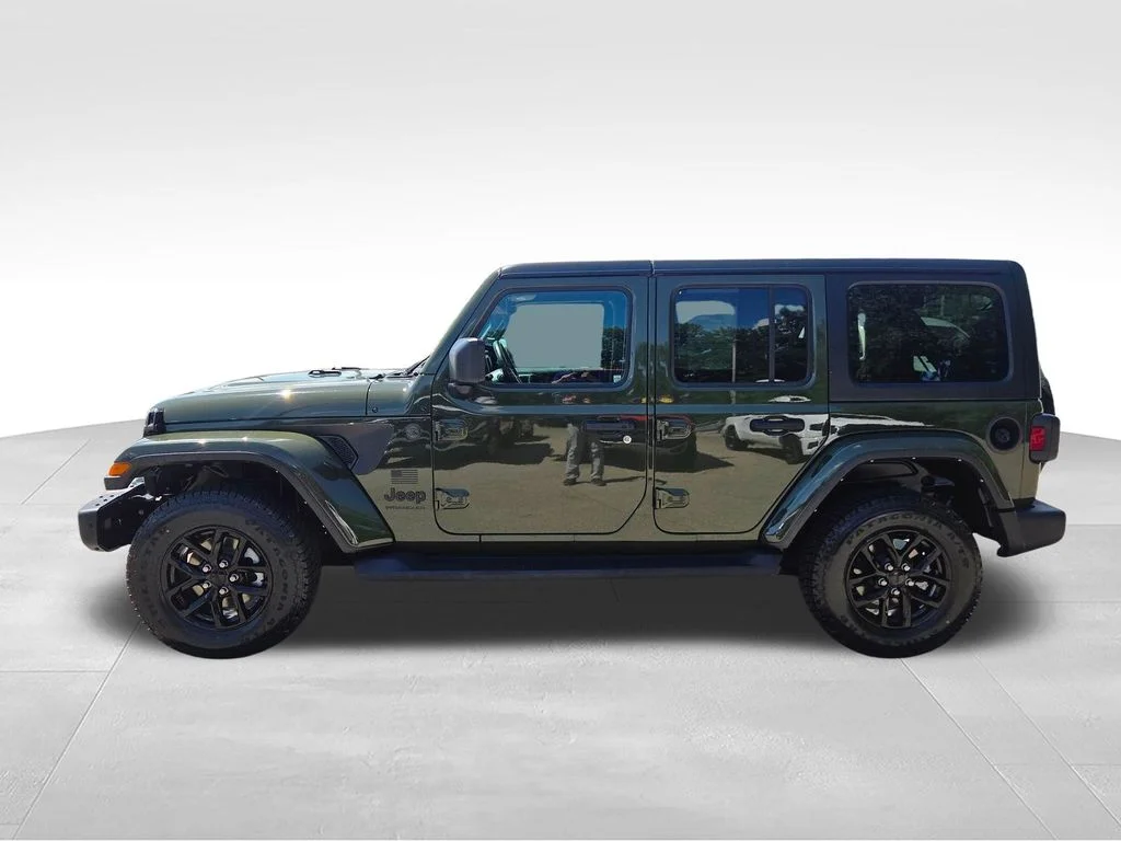 Used 2023 Green Jeep Sport S image 4