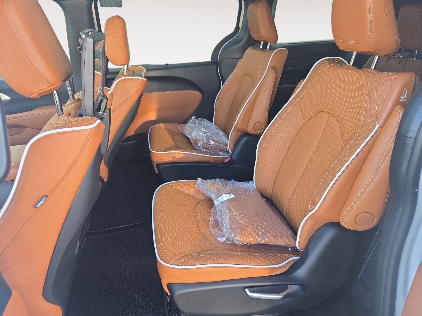 New 2026 Bright White Clearcoat Chrysler Pinnacle image 24