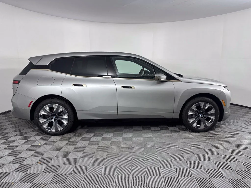 Used 2026 Silver BMW xDrive60 image 4