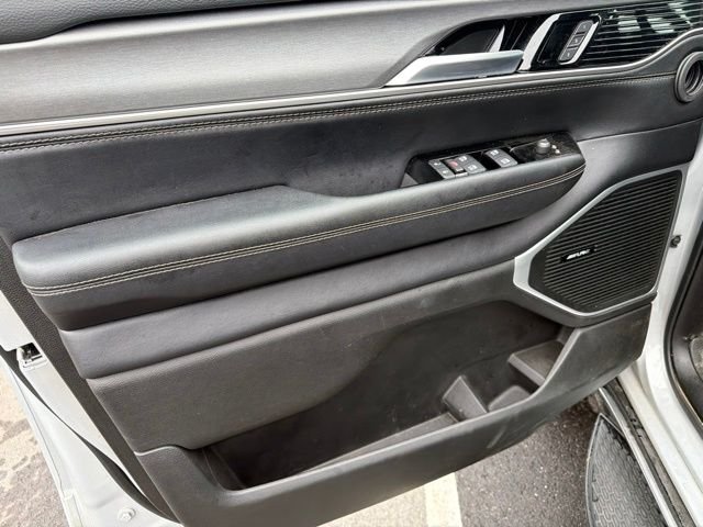 Used 2025 Silver Jeep Base image 14
