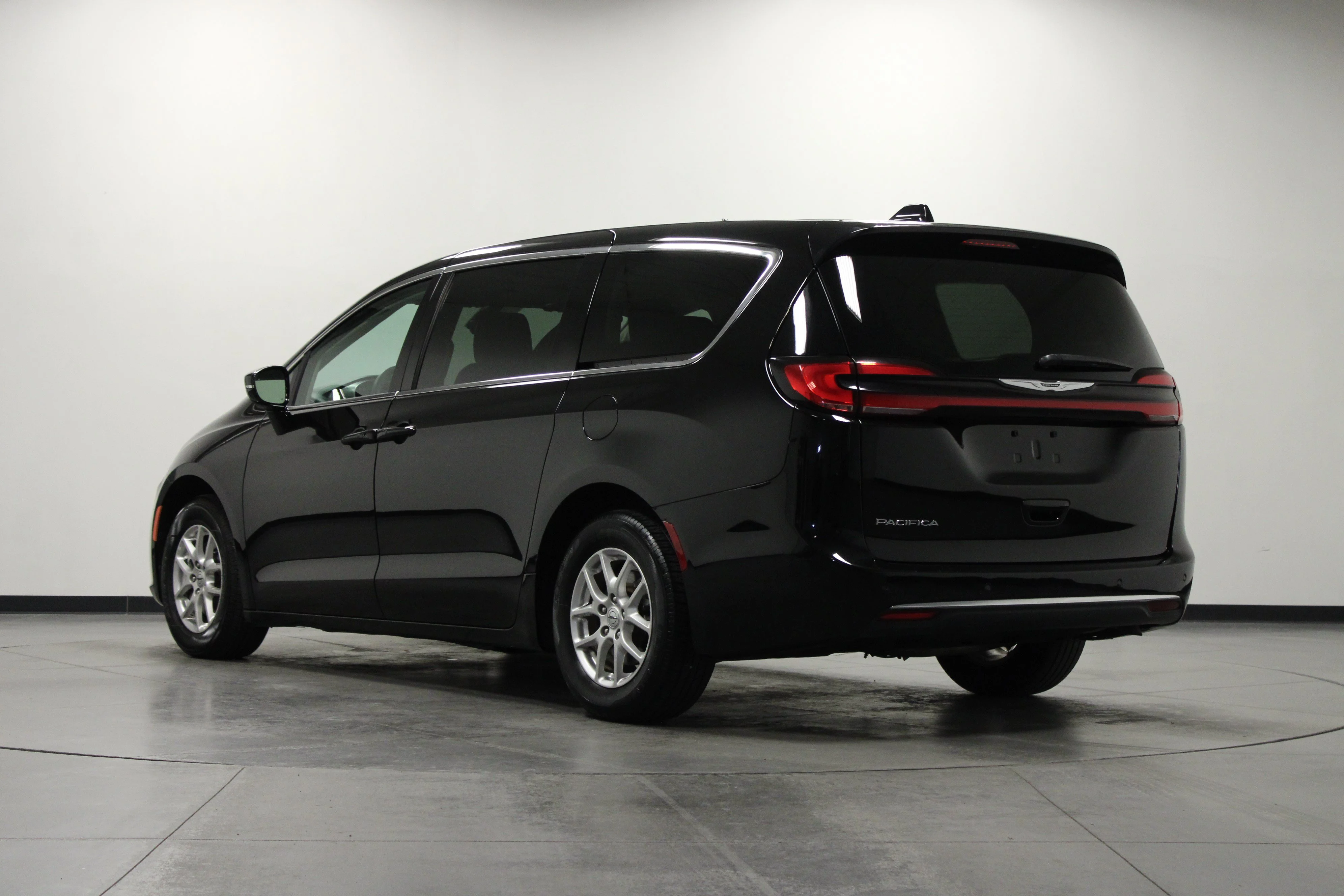 Used 2024 Diamond Black Crystal Pearlcoat Chrysler Touring L image 6