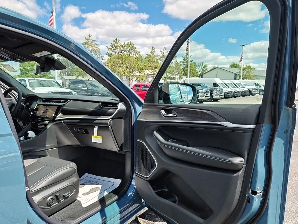 New 2026 Steel Blue Exterior Paint Jeep Limited Reserve image 39