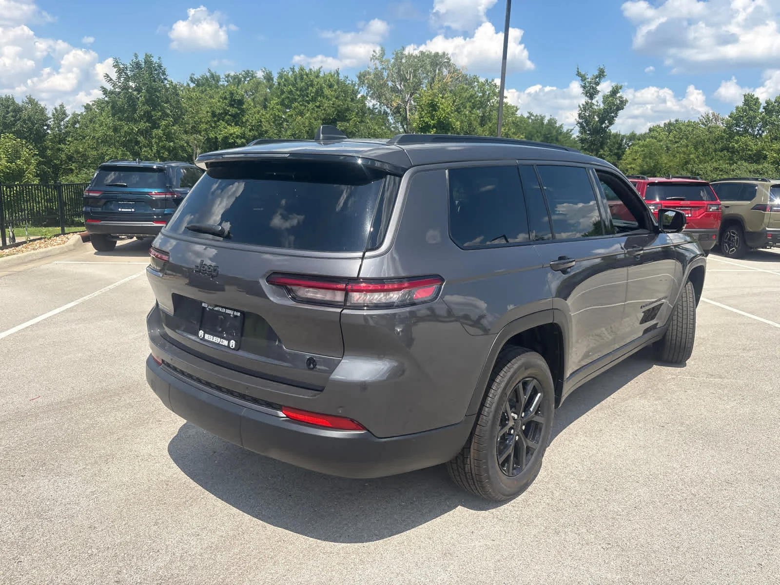 New 2026 Baltic Gray Metallic Clear-Coat Exterior Paint Jeep Laredo Altitude image 10