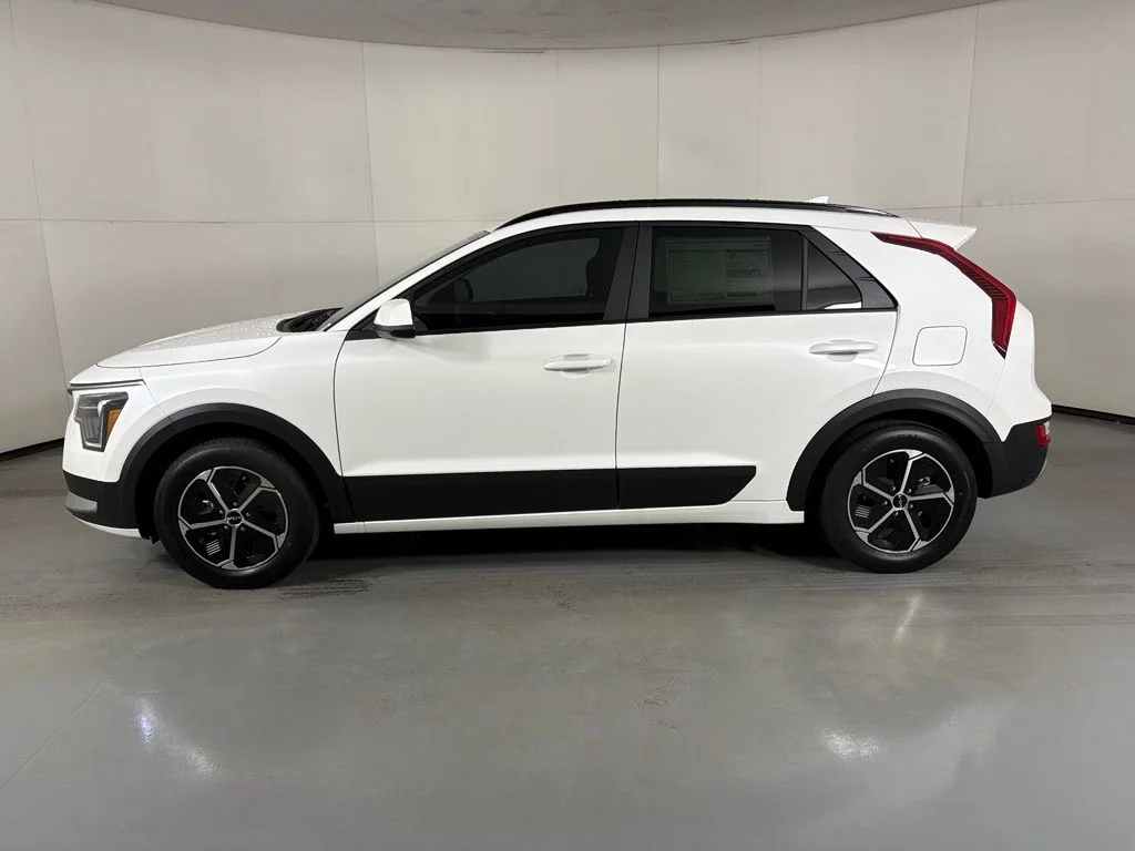 New 2026 Snow White Pearl Kia LX image 5