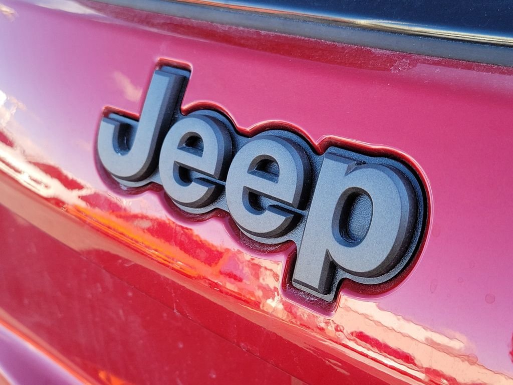 New 2026 Red Hot Pearlcoat Jeep Latitude image 5