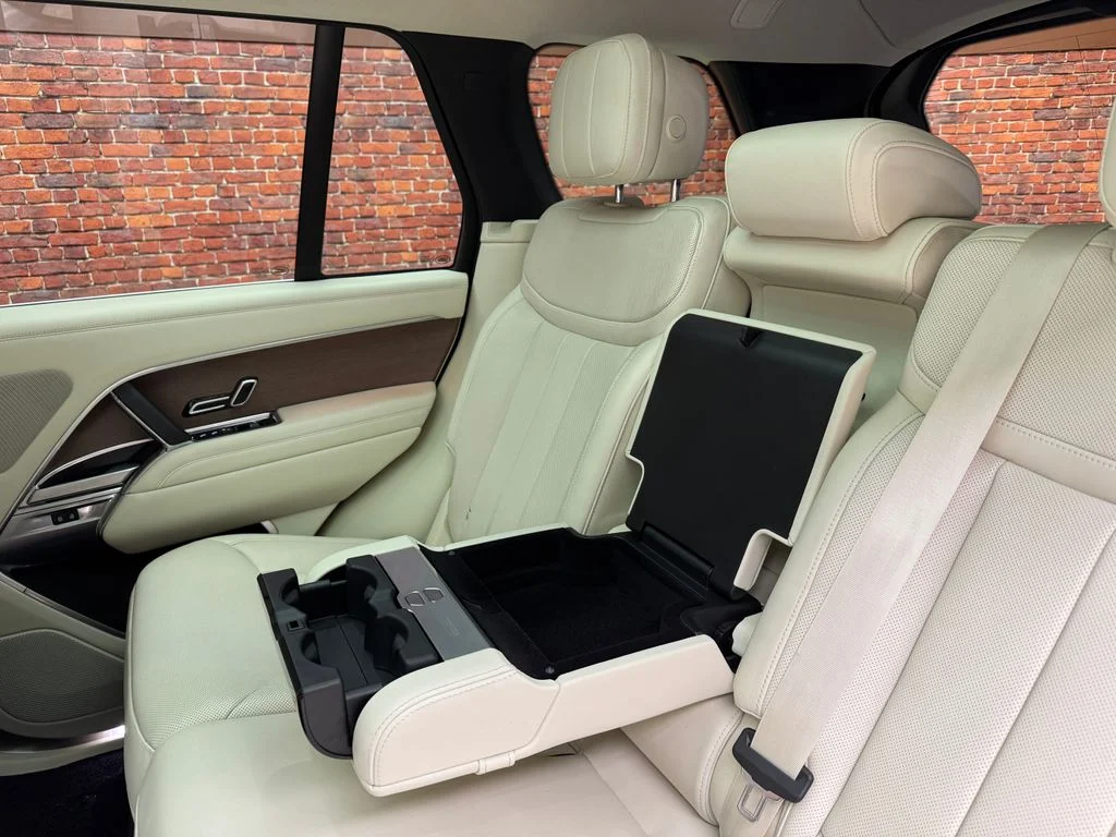 Used 2023 White Land Rover SE image 11