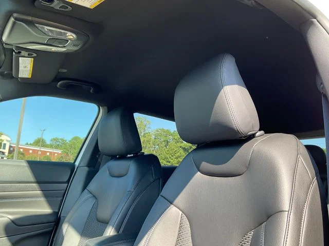 New 2026 Bright White Clearcoat Jeep Latitude image 21