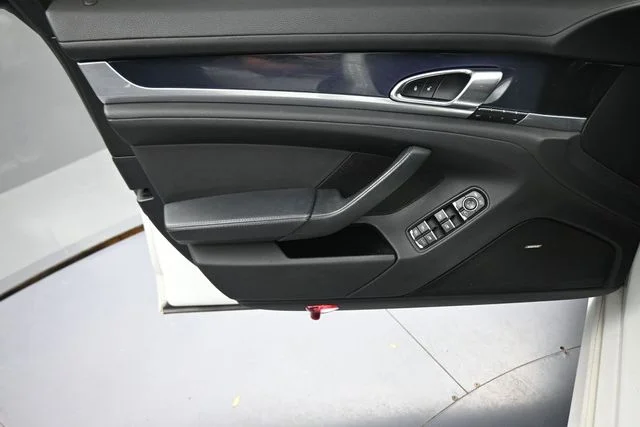 Used 2016  Porsche 4 image 20