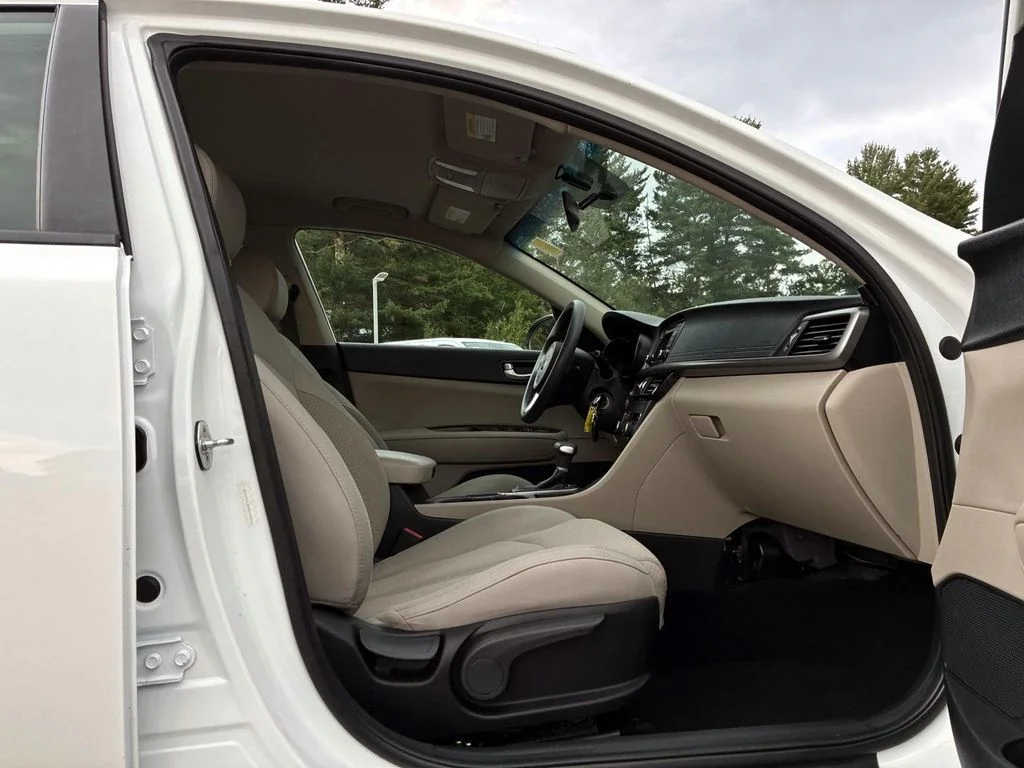 Used 2017 Snow White Pearl Kia LX image 9
