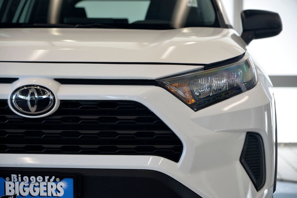 2020 Toyota RAV4 LE - Photo 11