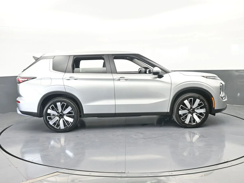 New 2026 Silver Alloy Mitsubishi SE image 7