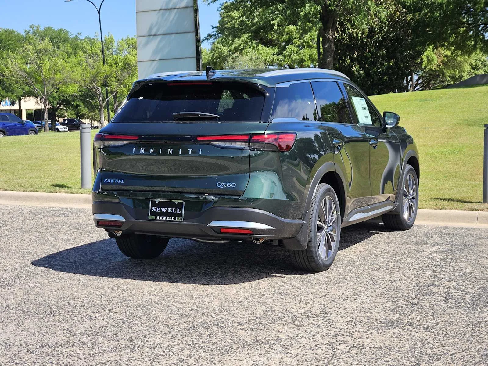 New 2026 DEEP EMERALD INFINITI Luxe FWD image 4