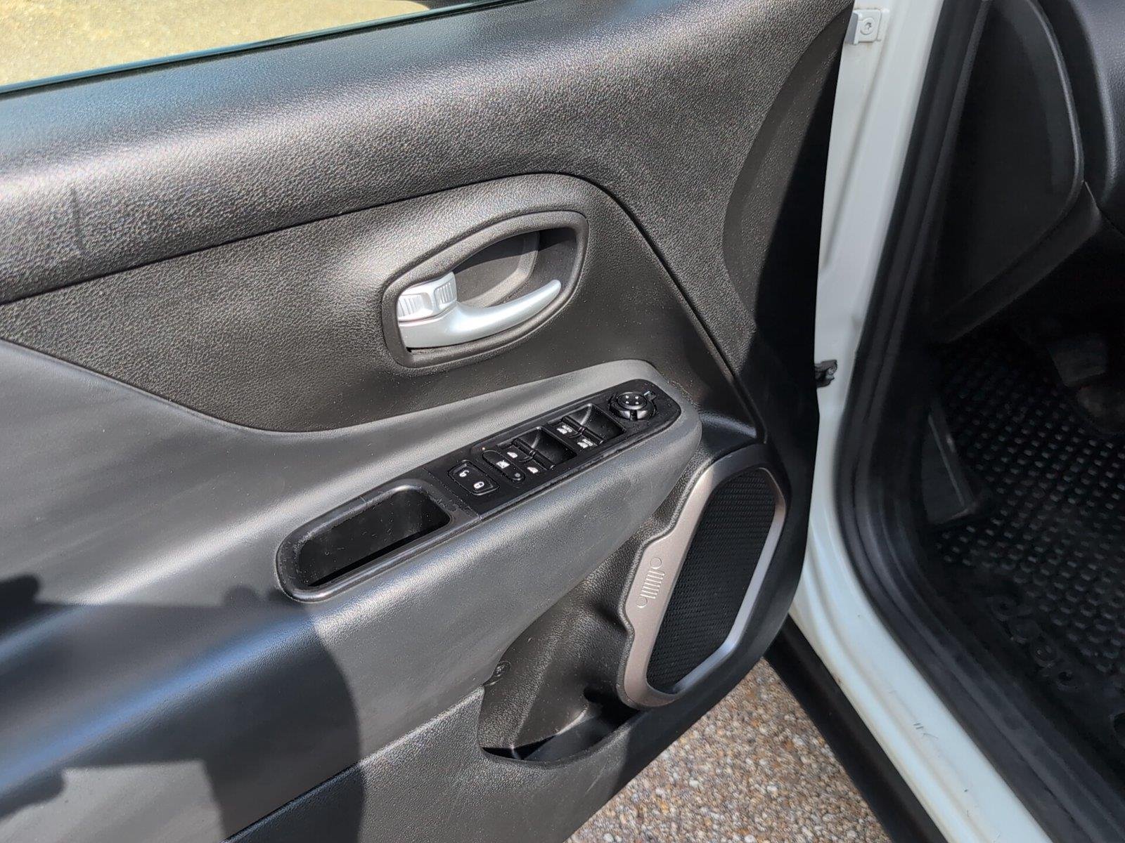 Used 2023 Alpine White Clearcoat Jeep Latitude image 12