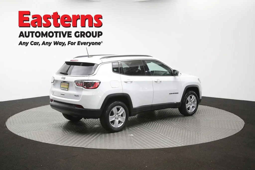 Used 2022 White Jeep Latitude image 41