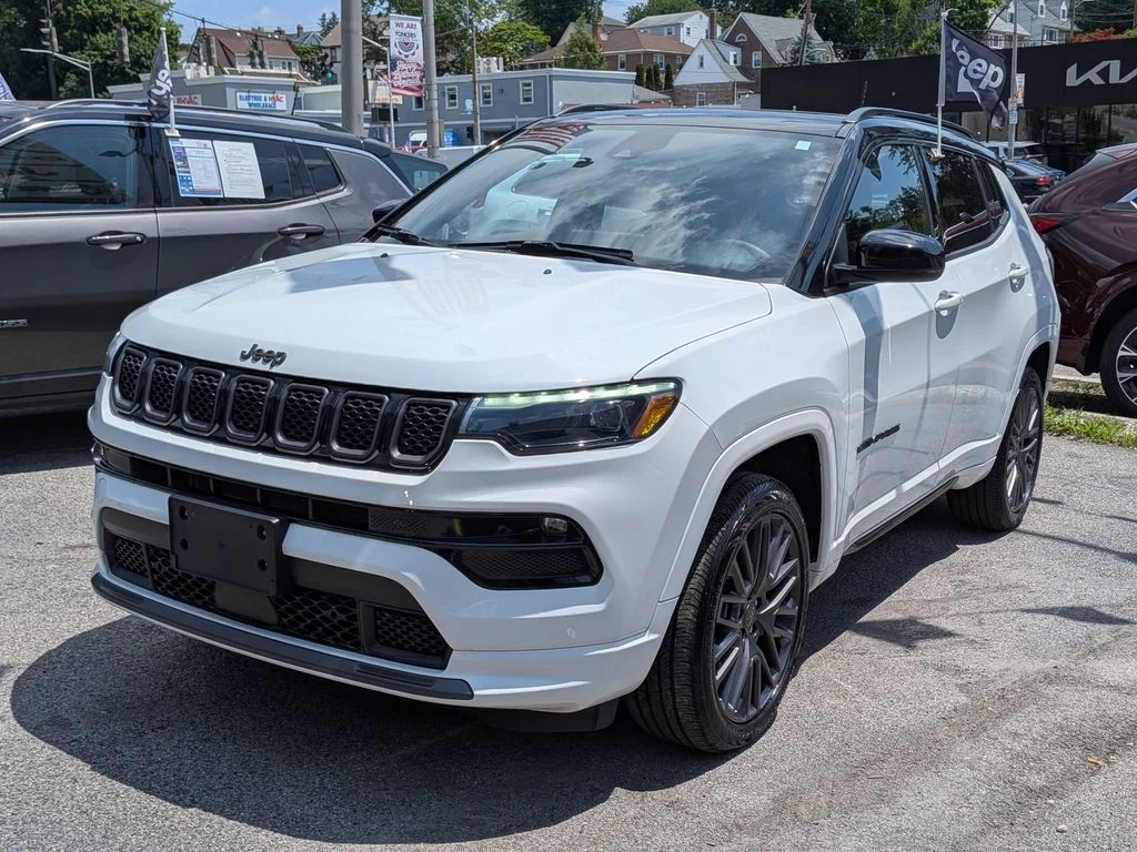 Used 2023 White Jeep Limited image 2