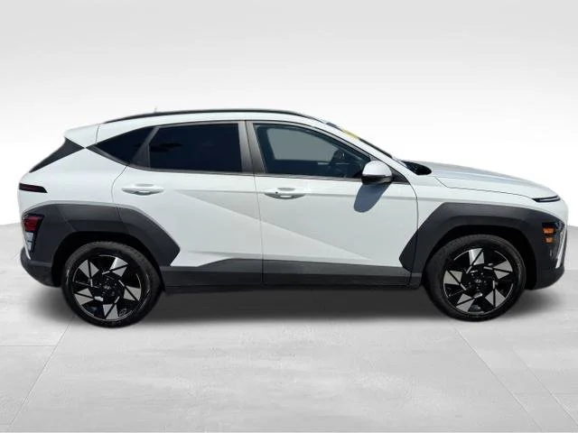 Used 2025 White Hyundai SEL image 9