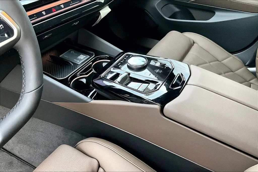2026 BMW 5 Series 550e - Photo 7