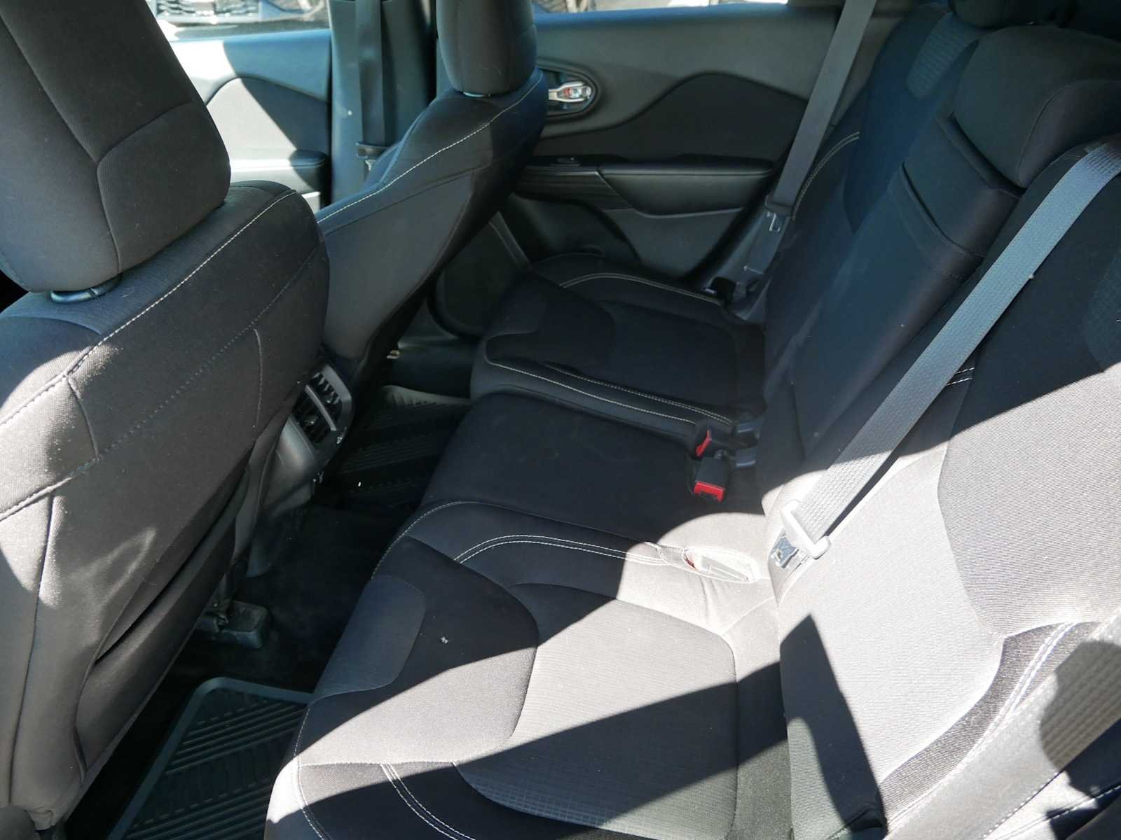 Used 2015 Bright White Clearcoat Jeep Latitude image 8