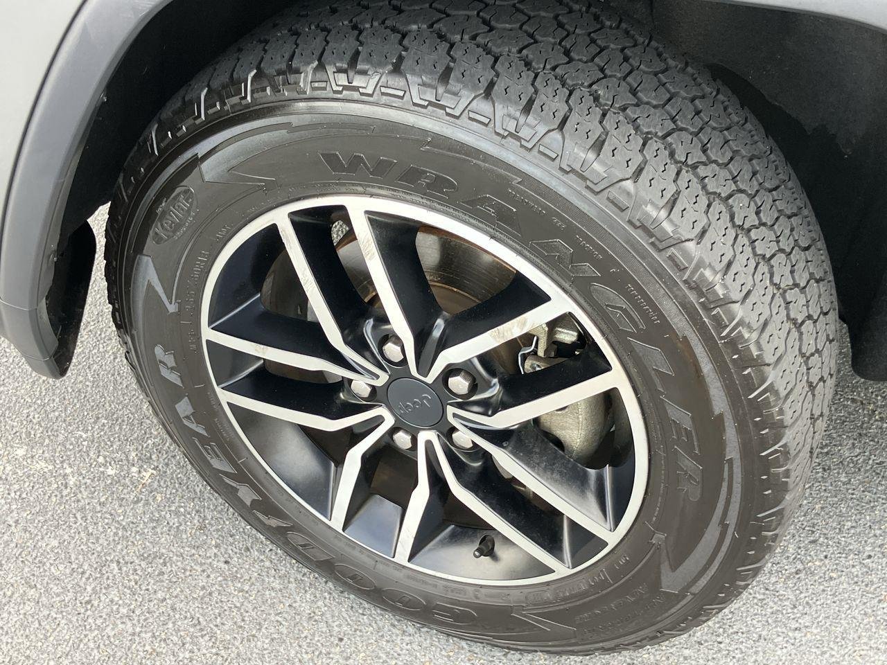 Used 2020 Gray (Sting-Gray Clearcoat) Jeep Trailhawk image 9
