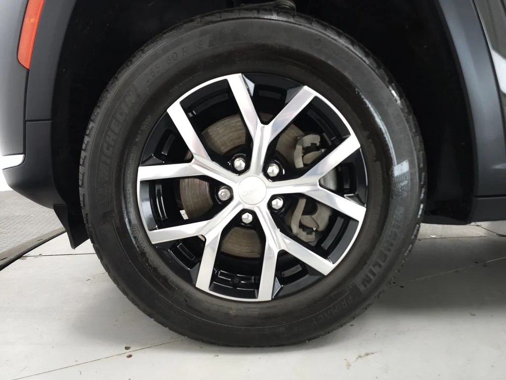 Used 2023 Rocky Mountain Pearlcoat Jeep Limited image 32