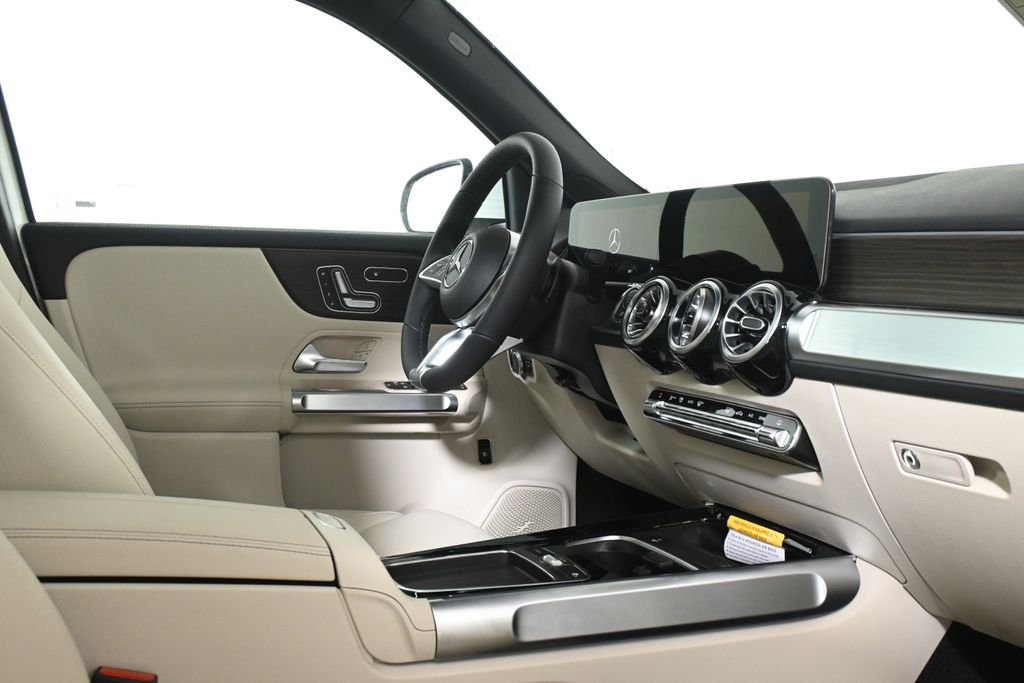 New 2026 Polar White Mercedes-Benz GLB 250 image 31