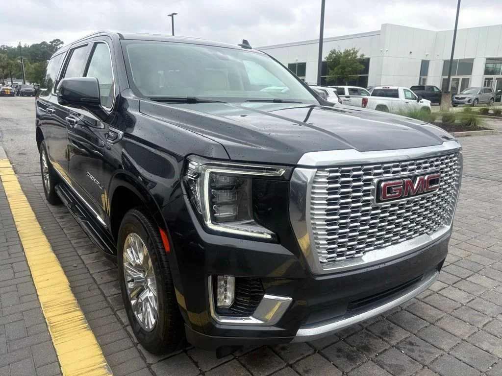 Used 2022 Hunter Green GMC Denali image 5