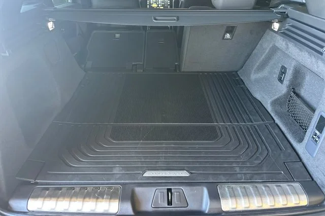 New 2026 Santorini Black Land Rover Dynamic SE image 14