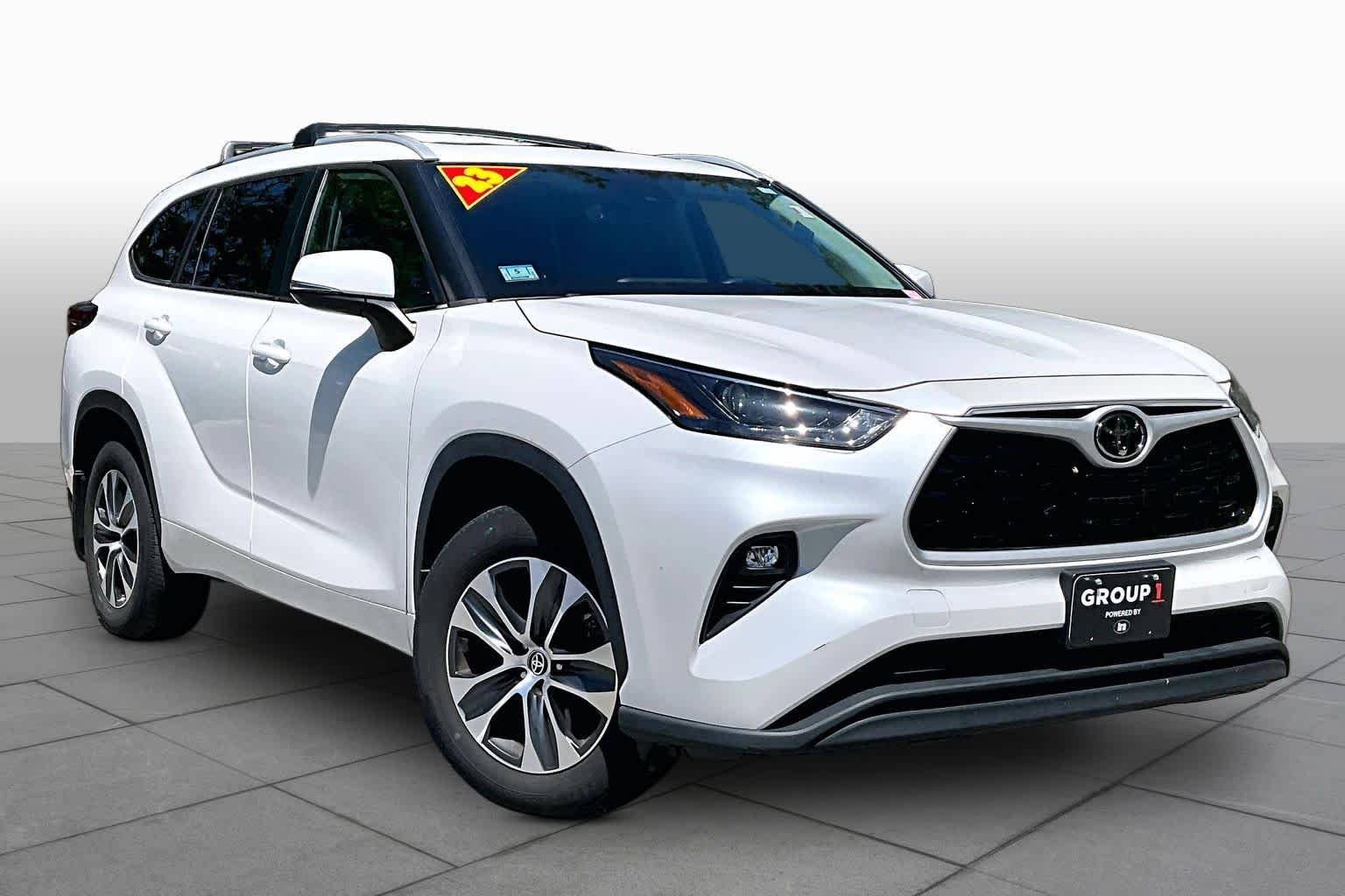 Used 2023 Wind Chill Pearl Toyota XLE image 3