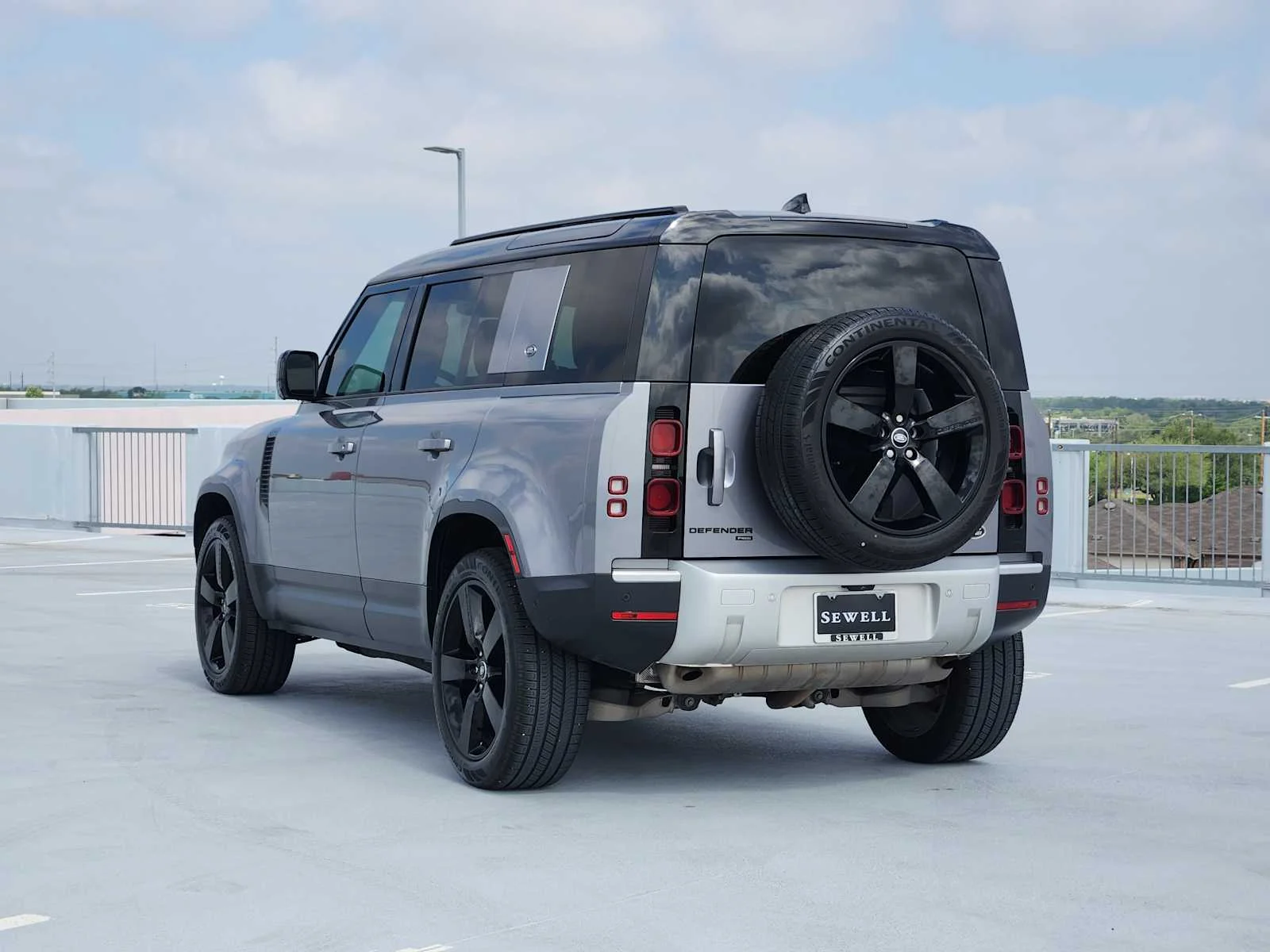 Used 2022 Eiger Grey Metallic Land Rover SE image 7