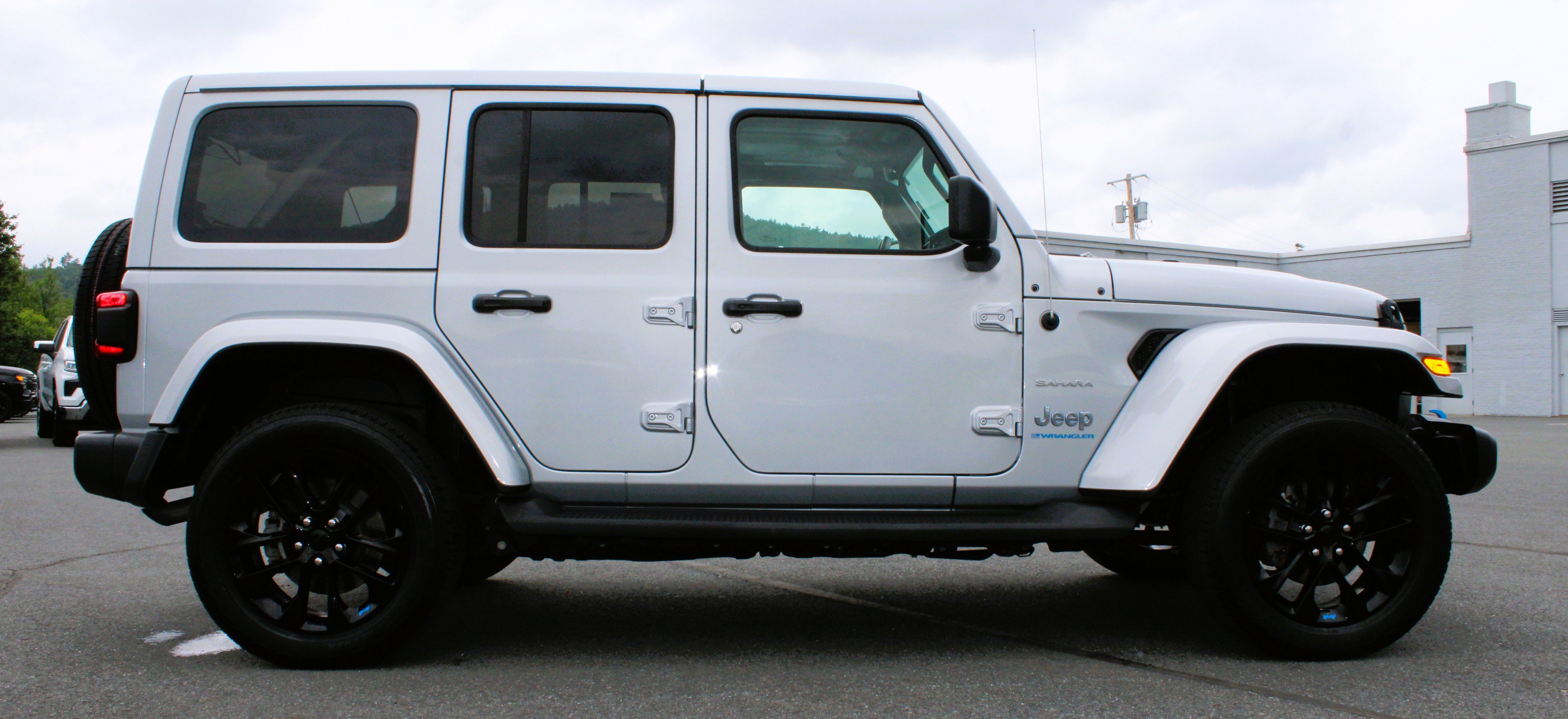 Used 2023 Silver Zynith Clearcoat Jeep Sahara image 6