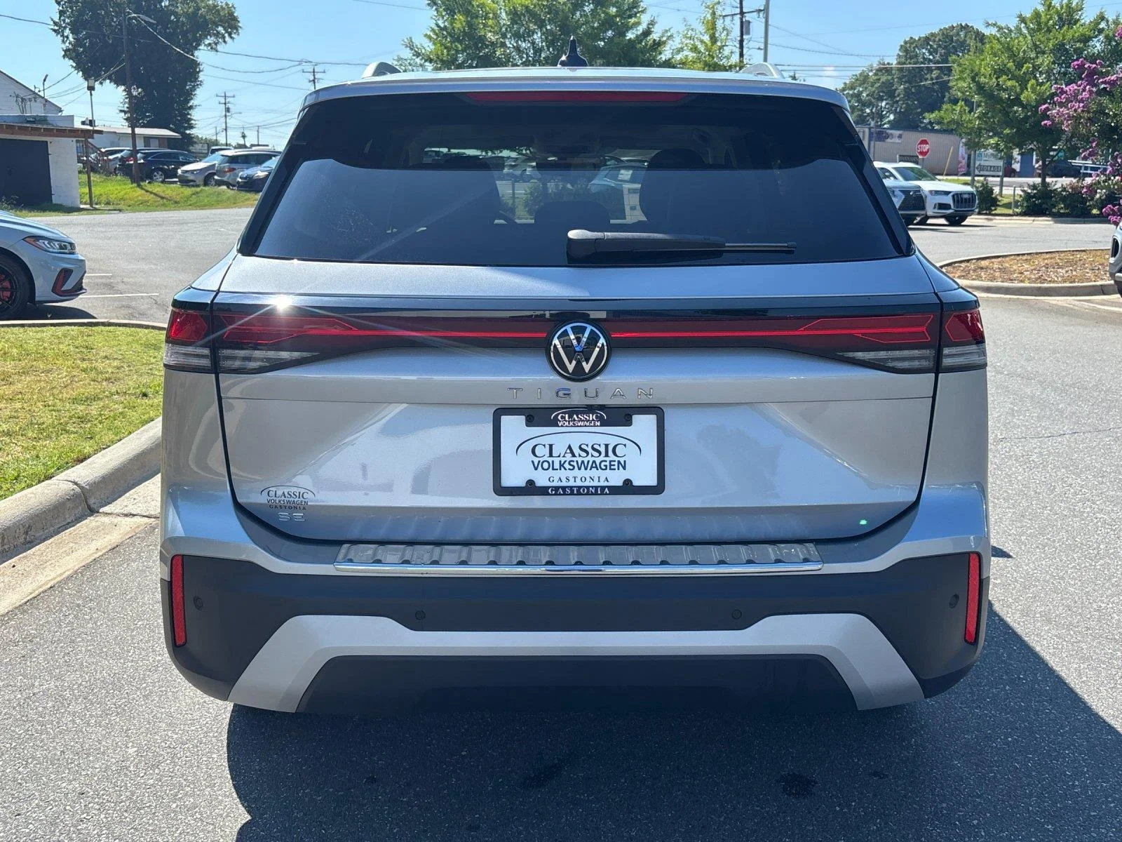 New 2026 pyrite silver metallic Volkswagen SE image 4