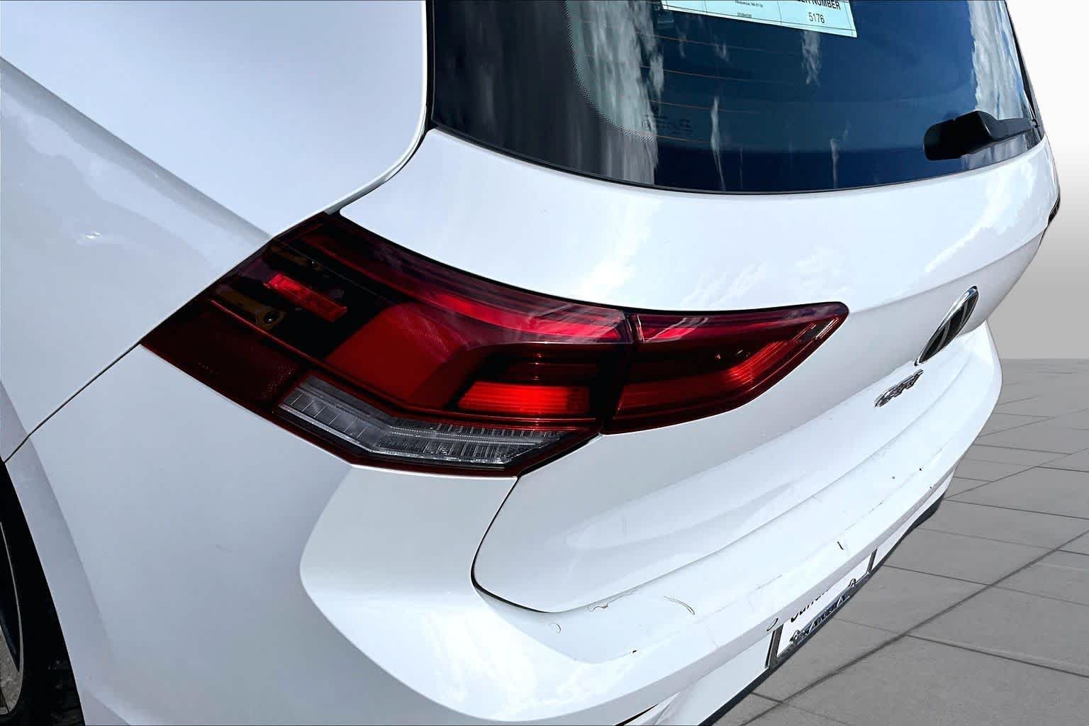 Used 2022 Oryx White Pearl Volkswagen SE image 26