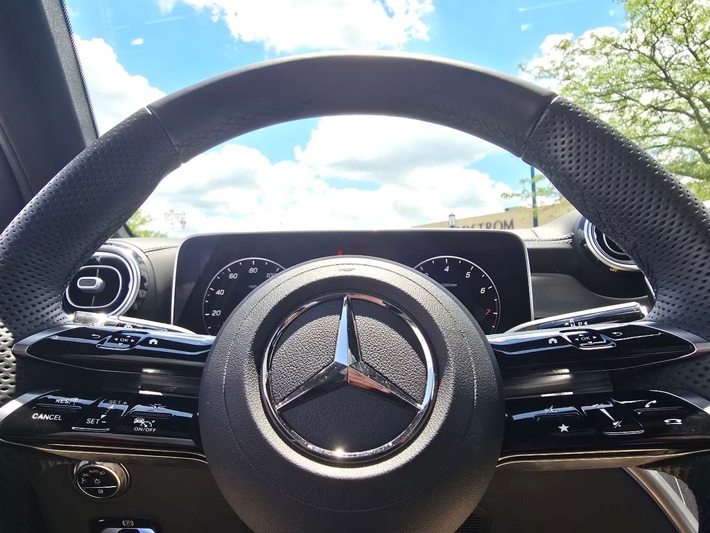 Used 2026 Alpine Grey Mercedes-Benz GLC 300 image 30