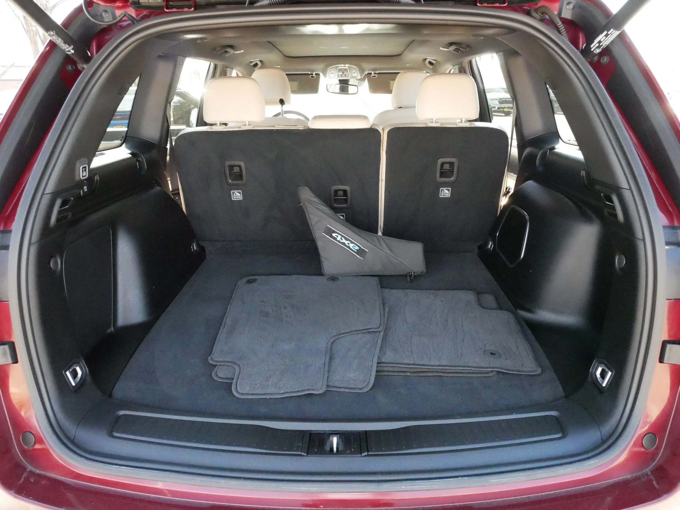 Used 2022 Velvet Red Pearlcoat Jeep  image 18